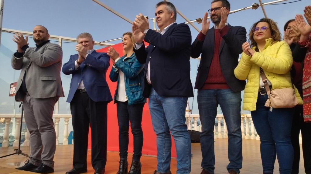 Santos Cerdán (c), secretario de organización del PSOE, este domingo, en un mitin de precampaña en el Club Náutico de Los Nietos.