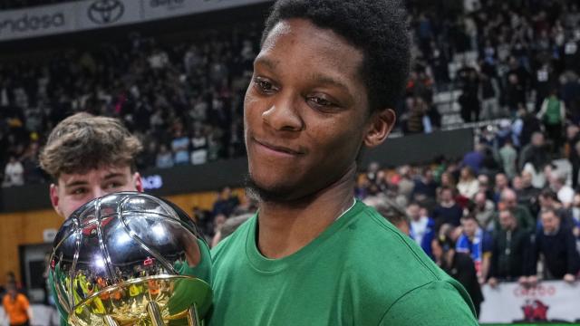 Tyson Carter, jugador de Unicaja Málaga, con el trofeo de MVP.