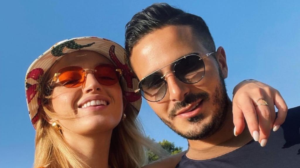 Kate Konlin, en una imagen junto a su expareja, el 'estafador de Tinder'.