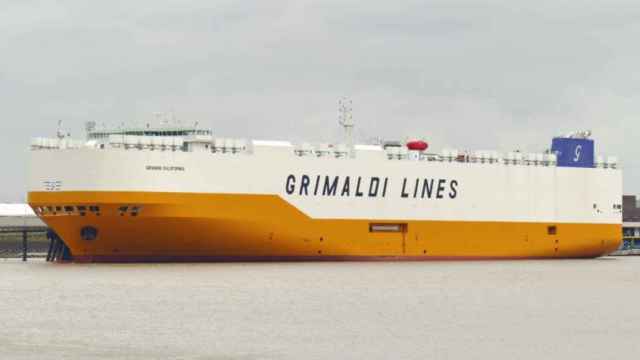 Un barco se incendia frente a la costa gallega y se traslada al puerto de Vigo