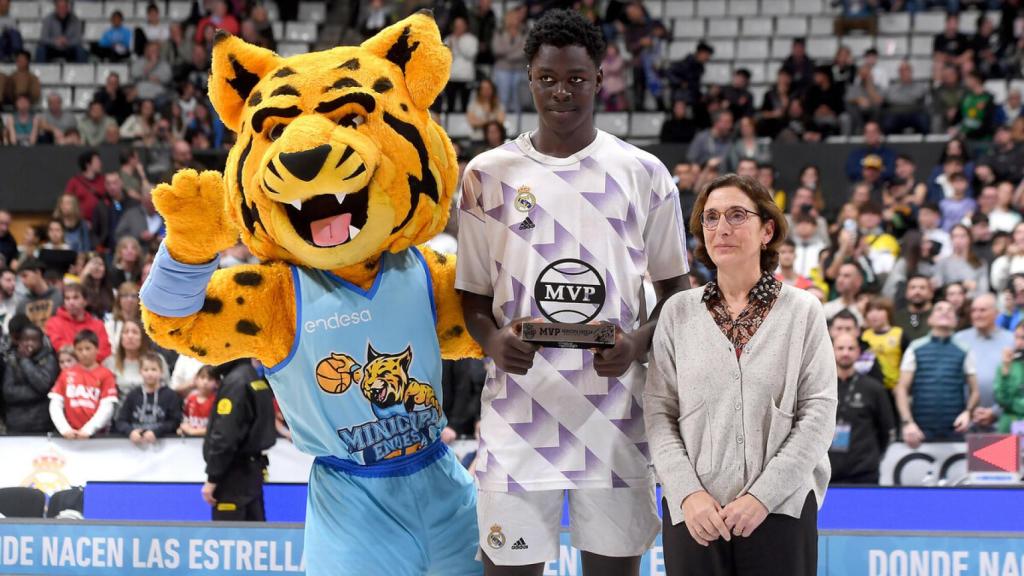 Mahamadou Landoure recibe el premio MVP de la Minicopa Endesa 2023