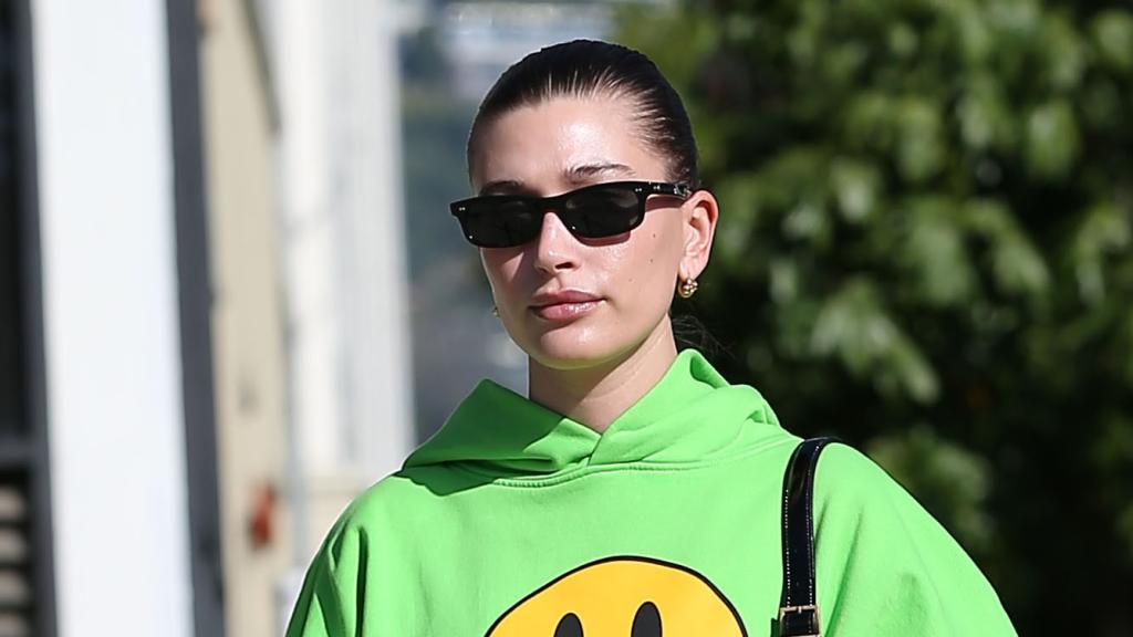 Clean girl look de Hailey Bieber
