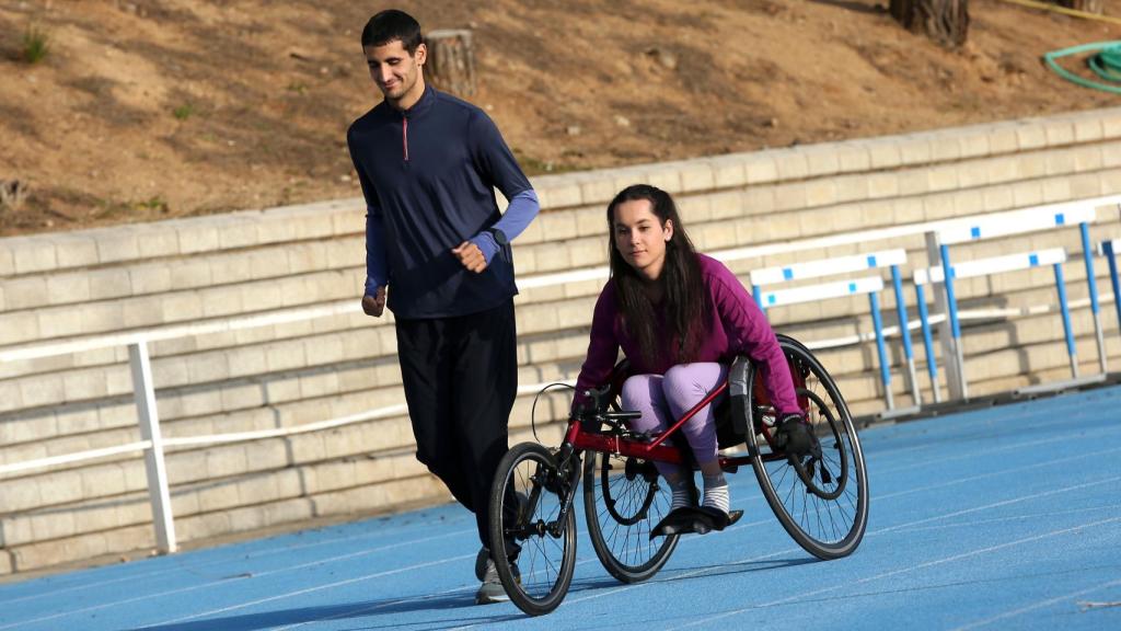 Cristina entrenando junto a uno de sus compañeros.
