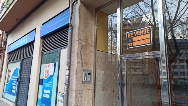 Un cartel anuncia la venta de una vivienda en Valladolid.