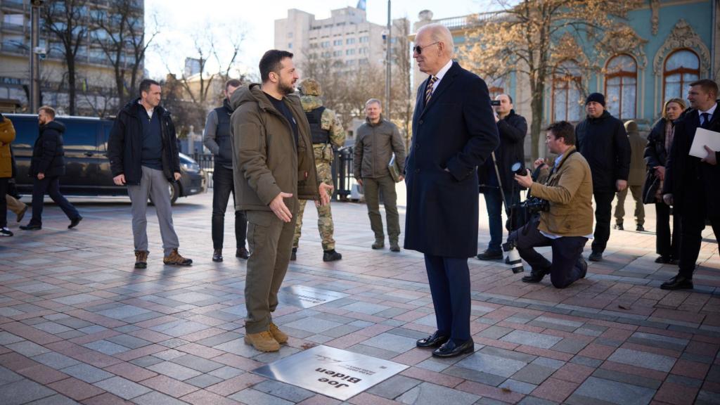 Joe Biden junto a Zelenski durante su visita a Kiev este lunes 20 de febrero.