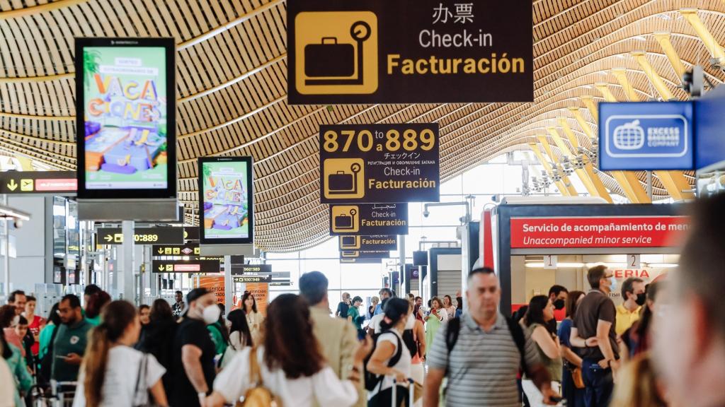 Un grupo de pasajeros en la terminal 4 del aeropuerto Madrid-Barajas