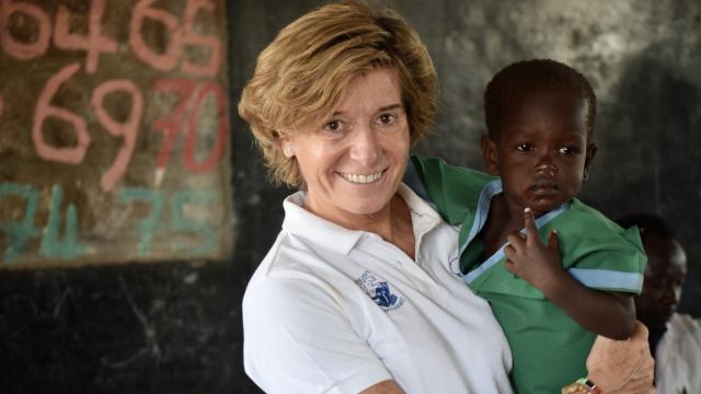 Ana Sendagorta con un alumno de las escuelas preescolares de Turkana_Kenia