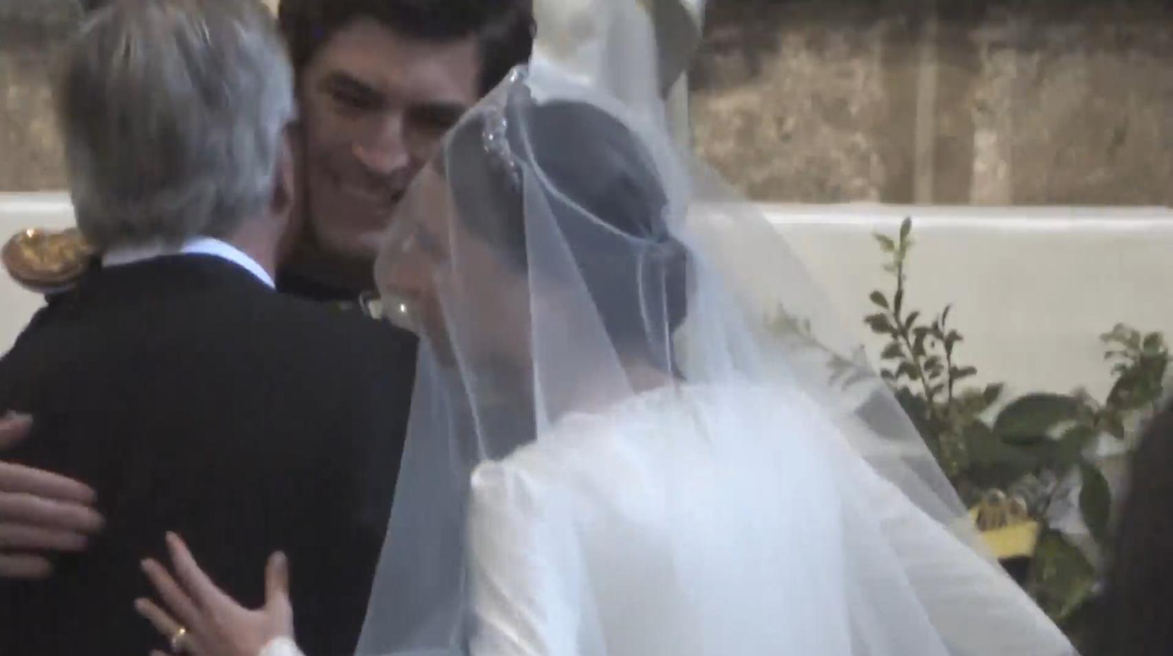 Carlos Sainz acompañando a su hija hasta el altar