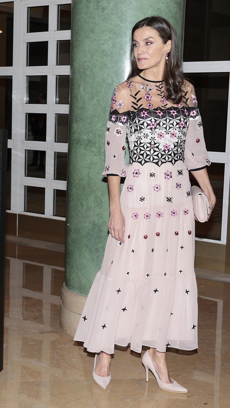 La Reina con un vestido reciclado de Temperley London con flores bordadas .