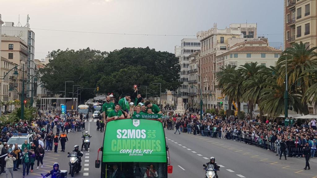 El Unicaja, rumbo al Ayuntamiento.
