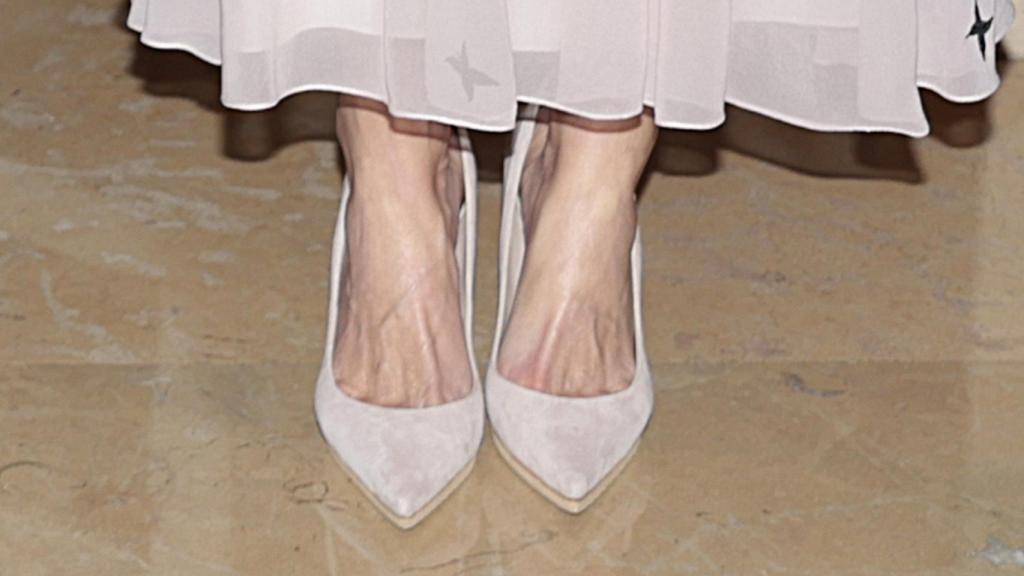 Ha combinado el vestido con unos zapatos en rosa empolvado de Magrit.