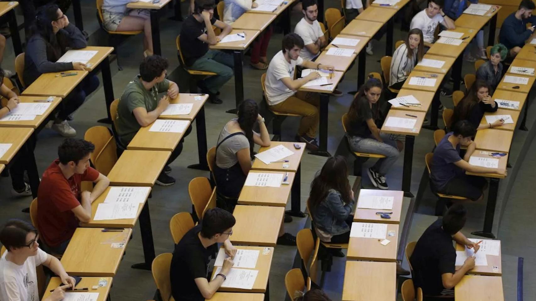 Examen de la Evaluación de Bachillerato para el Acceso a la Universidad (EBAU) en la Universidad Complutense de Madrid.