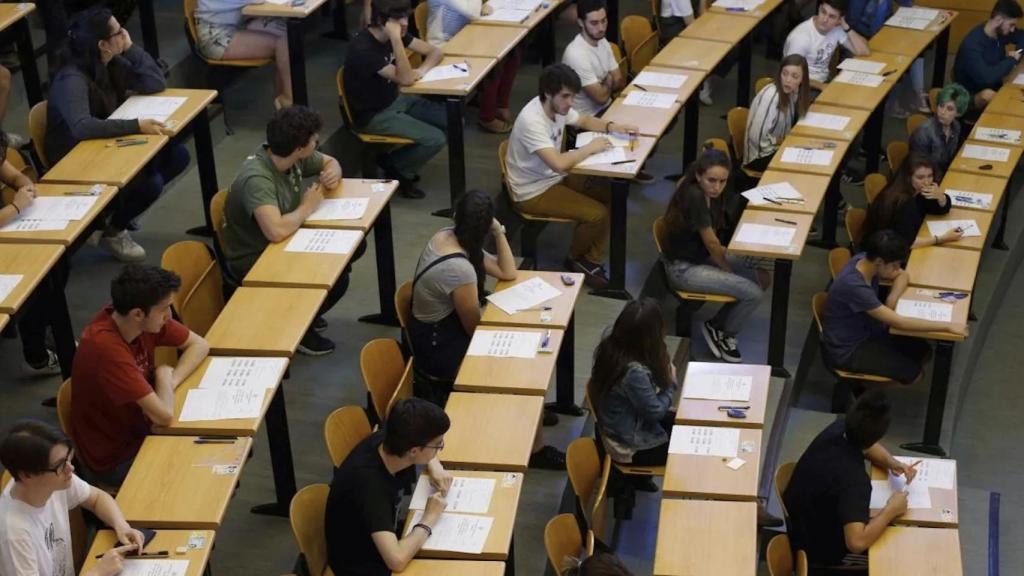 Examen de la Evaluación de Bachillerato para el Acceso a la Universidad (EBAU) en la Universidad Complutense de Madrid.