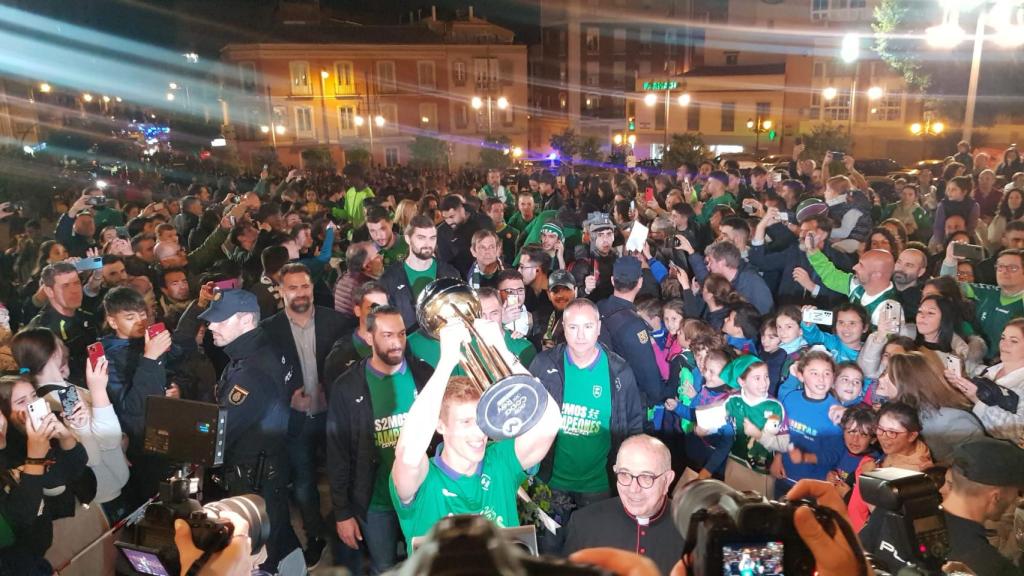 Alberto Díaz, con la copa.