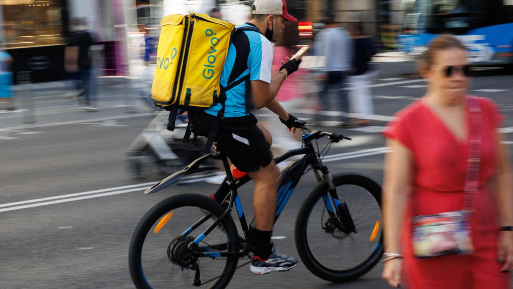 Un repartidor de Glovo por una calle del centro de Madrid.