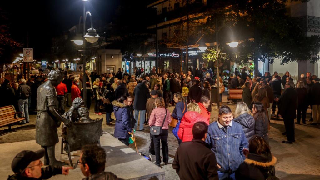 Concentración de vecinos frente al Ayuntamiento de la localidad, este lunes.