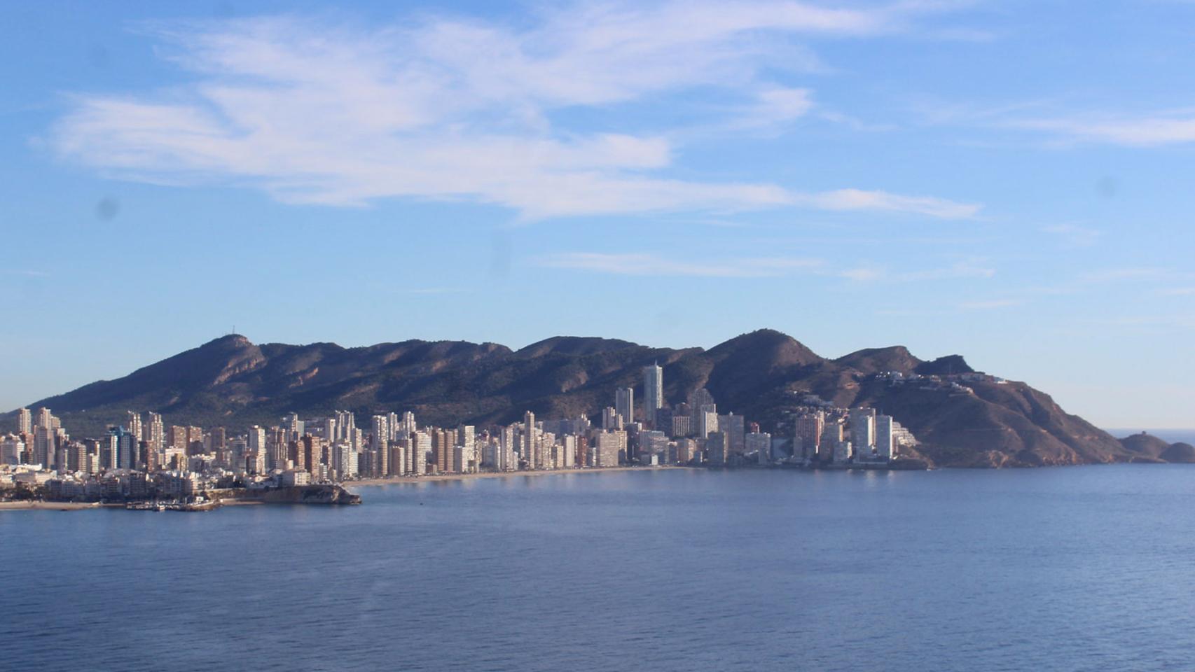 Panorámica de Benidorm, con Serra Gelada al fondo.