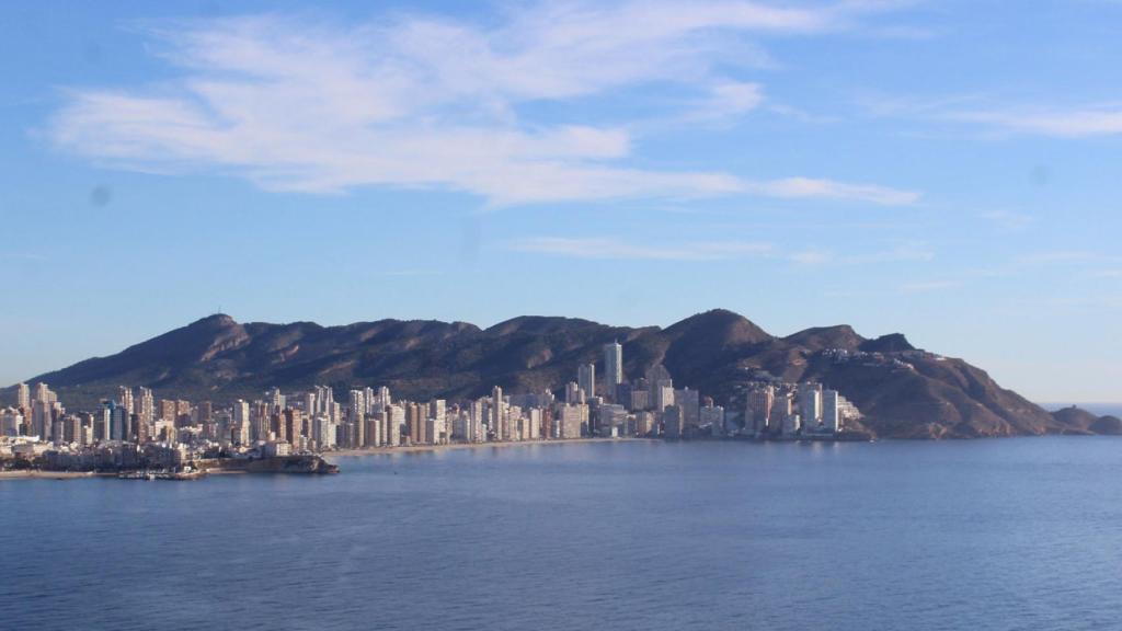 Panorámica de Benidorm, con Serra Gelada al fondo.