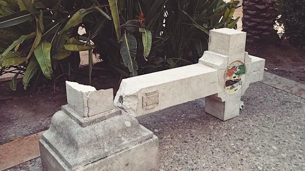Este es el estado en que se ha encontrado la cruz de la plaza de Santa Faz en Alicante.