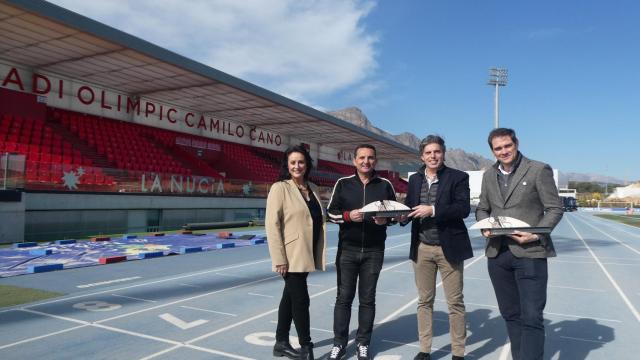 Entrega del galardón al alcalde del municipio de La Nucía, Bernabé Cano.