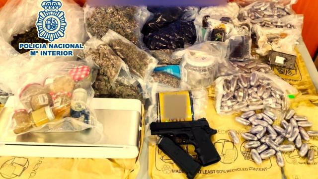 La Policía Nacional muestra lo incautado en esta operación antidroga en Alicante.