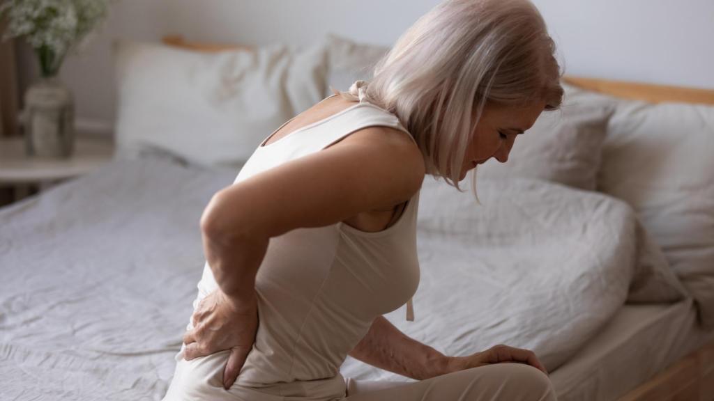 Imagen de archivo de una persona con síntomas de osteoporosis.
