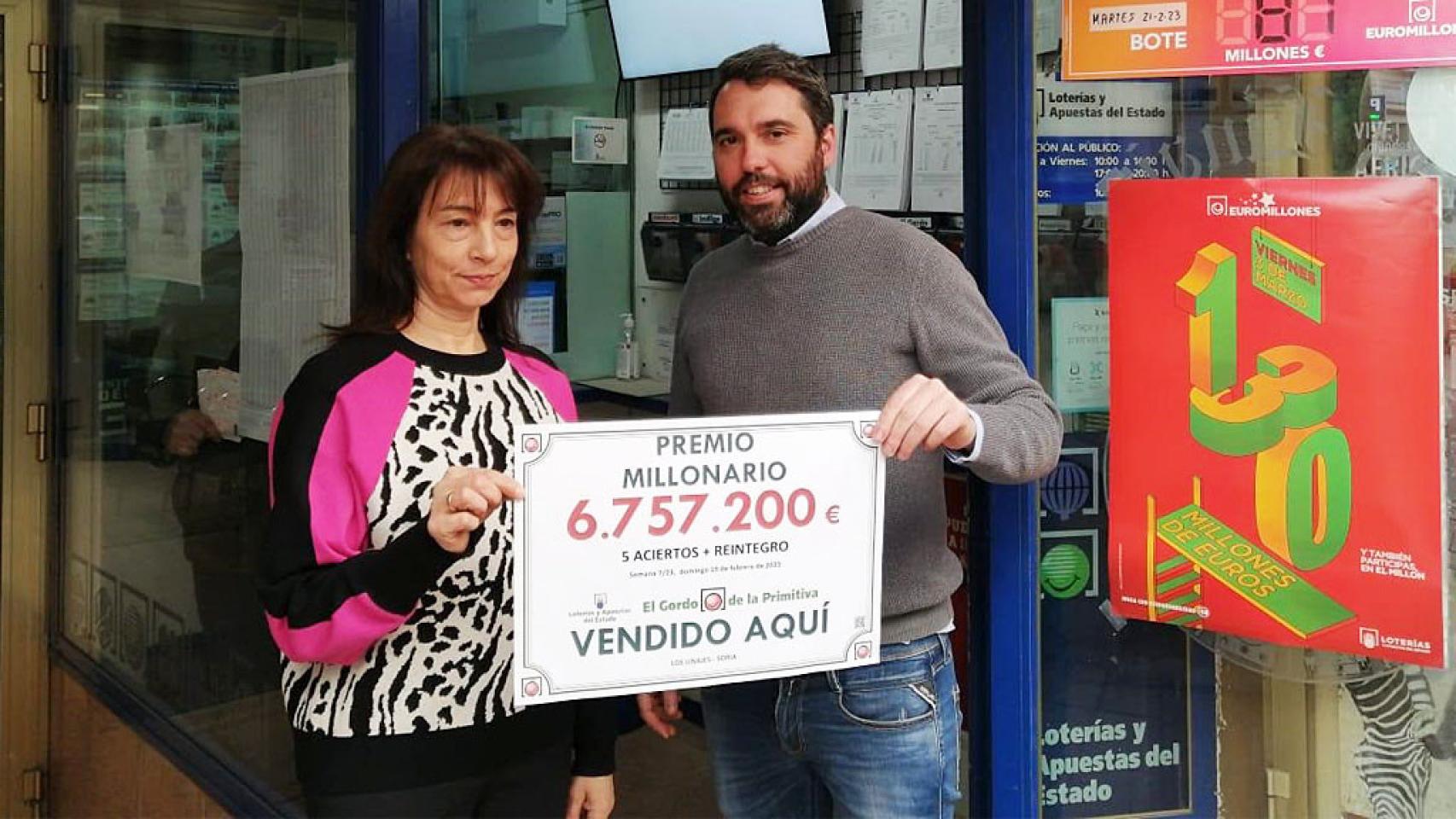 Pablo con Nieves en la Administración de Loterías