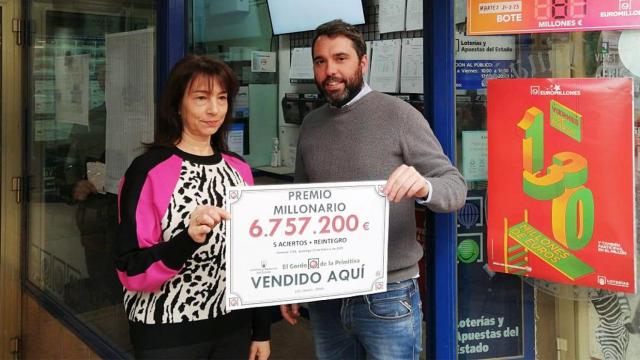 Pablo con Nieves en la Administración de Loterías