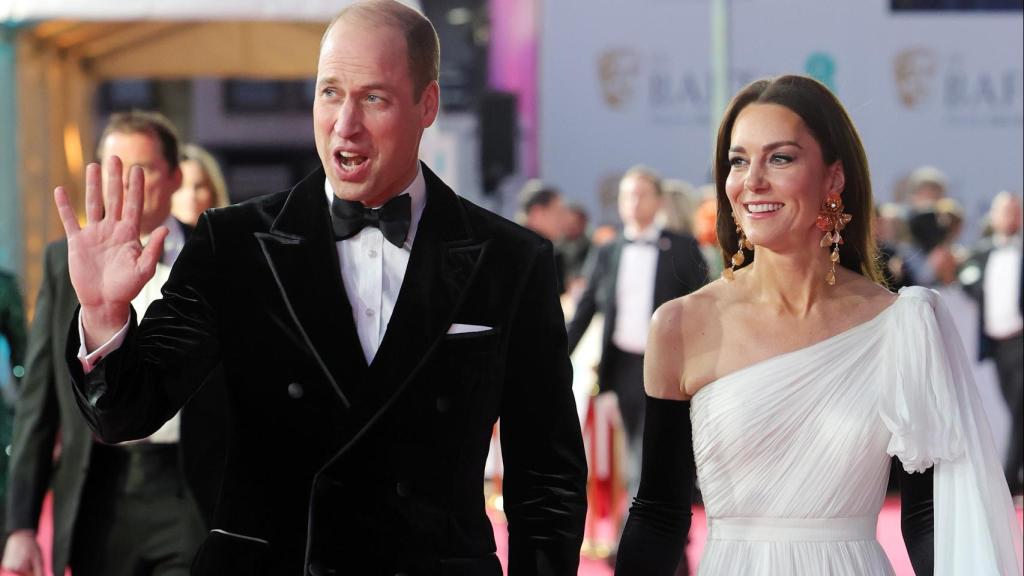Los príncipes de Gales mantuvieron su sonrisa intacta durante su paso por la alfombra roja.