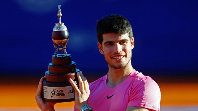 Carlos Alcaraz celebra su victoria en el ATP 250 de Buenos Aires