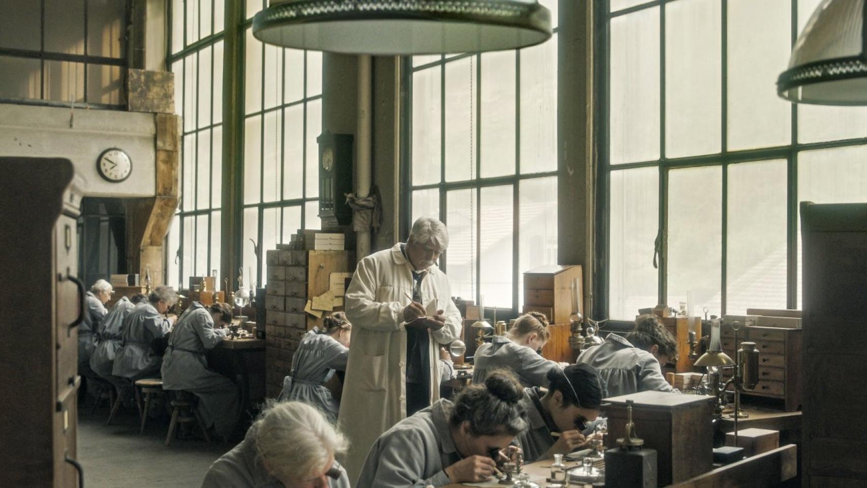 Vista general de la fábrica de relojes en la que se desarrolla 'Disturbios'