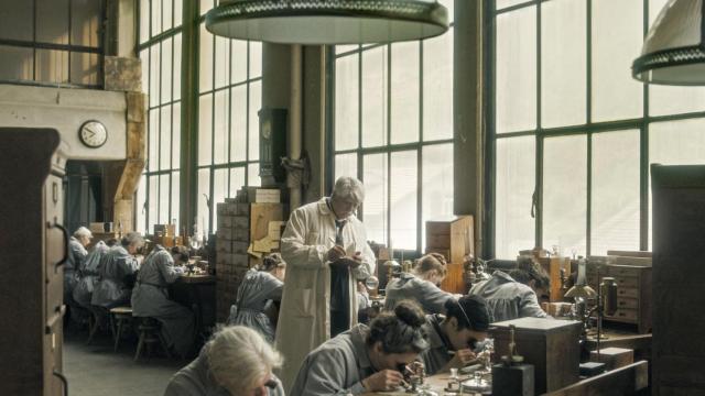 Vista general de la fábrica de relojes en la que se desarrolla 'Disturbios'