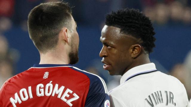 Moi Gómez y Vinicius, durante el Osasuna - Real Madrid