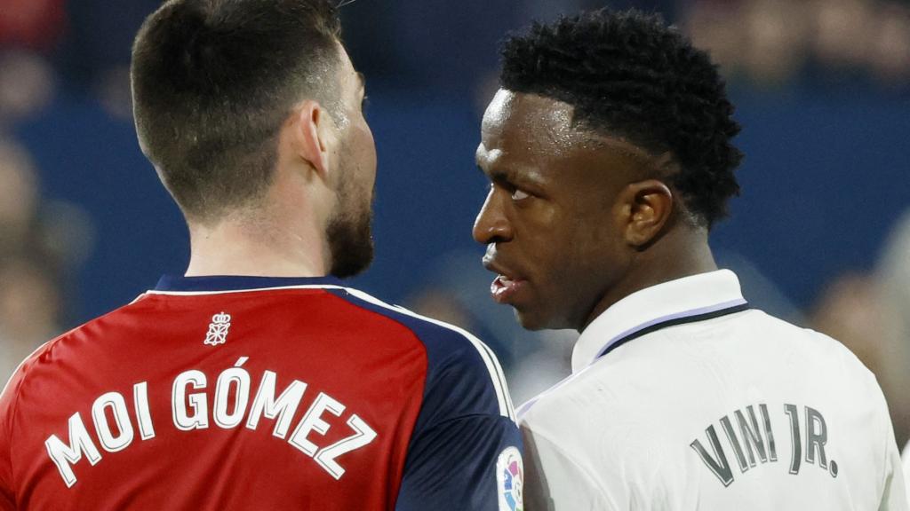 Moi Gómez y Vinicius, durante el Osasuna - Real Madrid