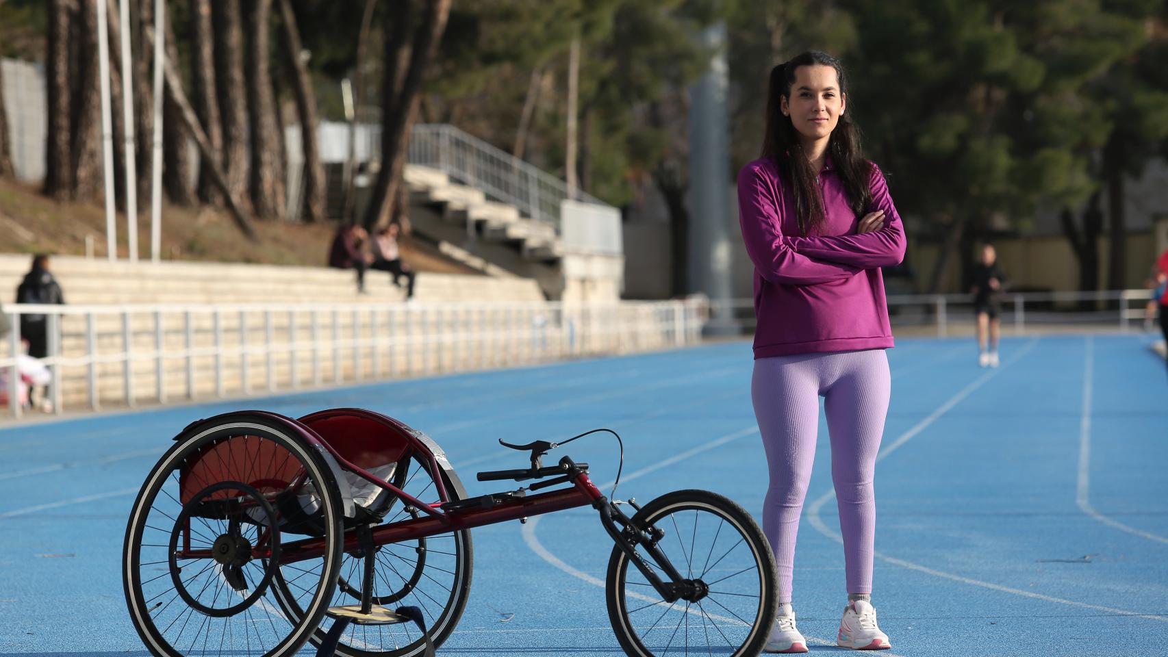 Cristina Adrados junto a la silla que la han prestado.