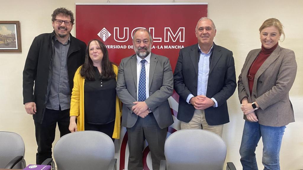 El Aula de Innovación e Inclusión Social presenta sus acciones 2023 al rector de la UCLM