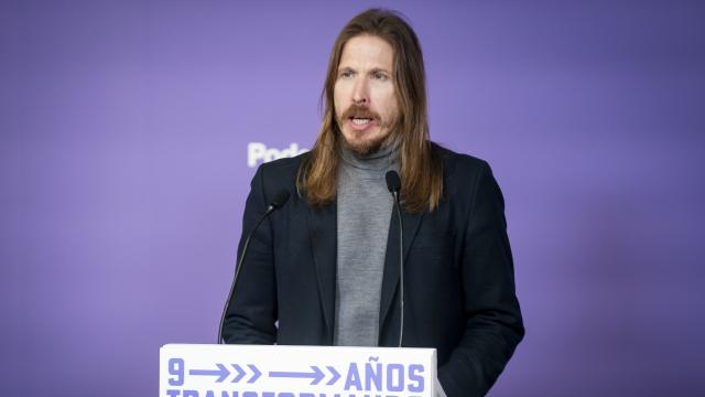 El coportavoz de Podemos, Pablo Fernández, este lunes en rueda de prensa.
