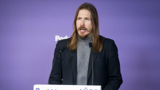 El coportavoz de Podemos, Pablo Fernández, este lunes en rueda de prensa.