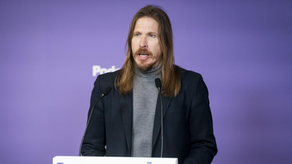 El coportavoz  y secretario de Organización de Podemos, Pablo Fernández, en una rueda de prensa.