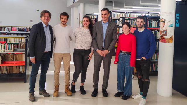El presidente Pedro Sánchez, este lunes en un centro cultural de Fuenlabrada con cuatro estudiantes.