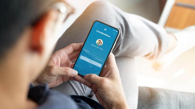 Un usuario de la aplicación de CaixaBank