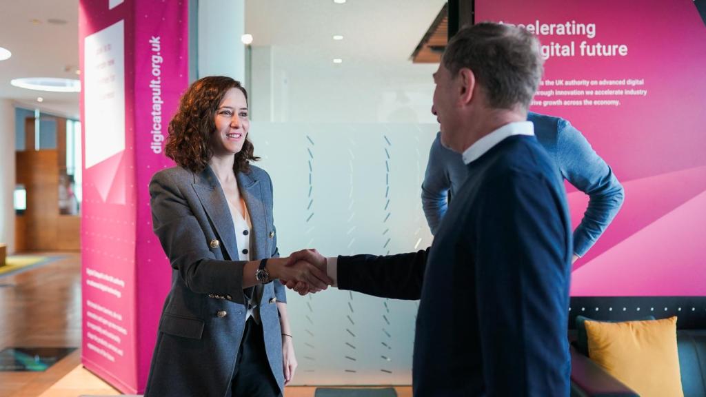 Ayuso, visita Digital Catapult, de Innovate UK, la agencia nacional de innovación del Gobierno británico.