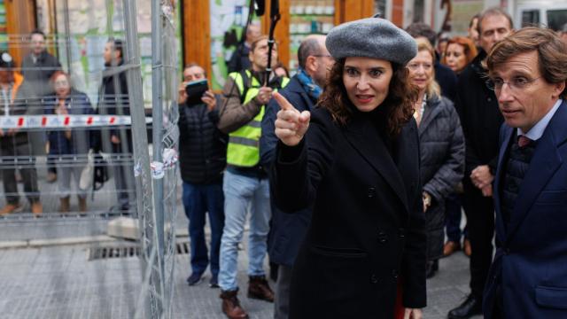 La presidenta de la Comunidad de Madrid, Isabel Díaz Ayuso y el alcalde de Madrid, José Luis Martínez-Almeida, durante una visita a las obras de la Plaza de Pontejos.