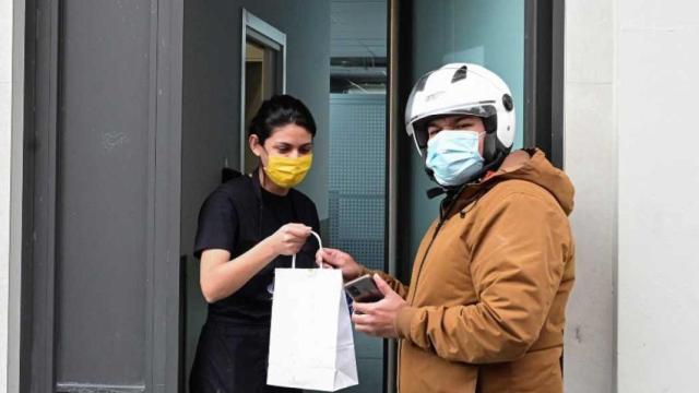 Un repartidor recoge un pedido en una cocina fantasma de Madrid.