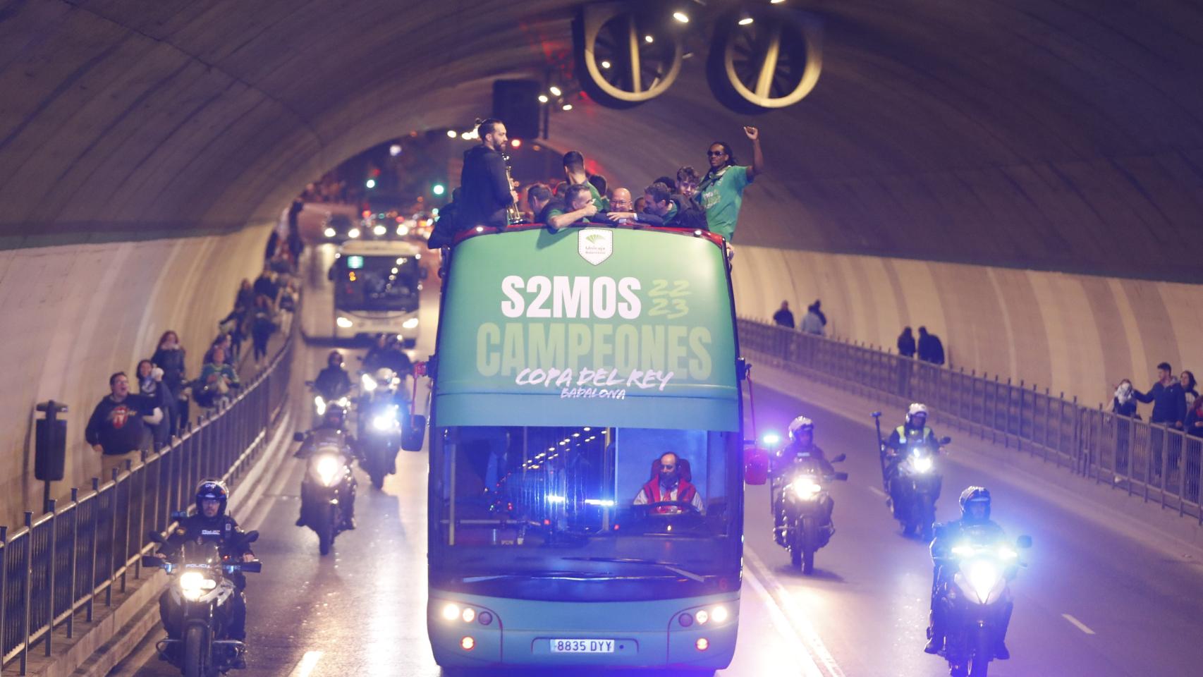 Las mejores imágenes del paseo del Unicaja con la Copa del Rey por las calles de Málaga