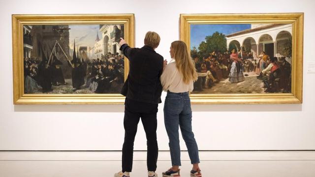 Dos visitantes al Museo Thyssen Málaga.
