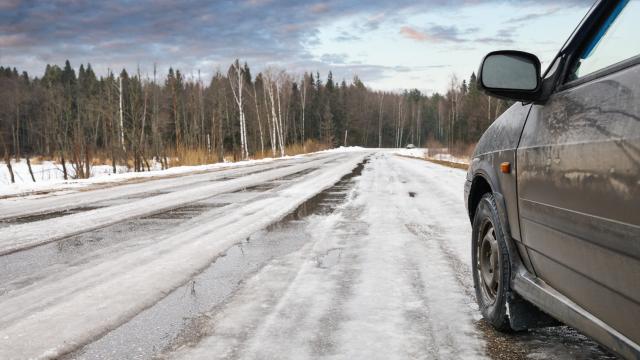Un coche en una carretera helada