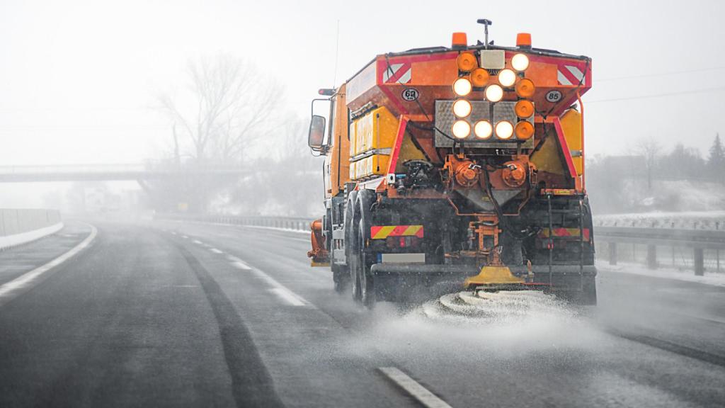 Una máquina quitanieves operando en la carretera