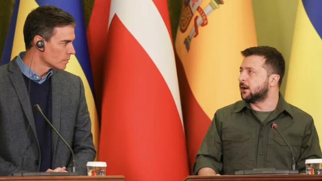 Pedro Sánchez junto a Zelenski durante una rueda de prensa conjunta.