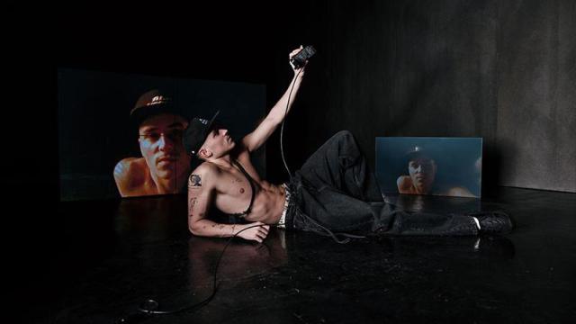 Aron Piper en una de las imágenes de la colección.